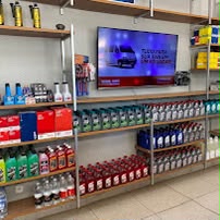 Prateleiras com peças e acessórios automotivos na Geral Vans