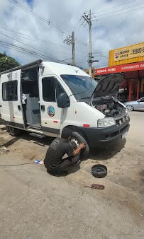 Mecânico atendendo uma van na Geral Vans